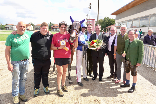 International wurde es nach dem Sieg von Ain’t She Perfect, deren slowenisches Besitzer- und Trainerteam sich mit Siegfahrer Jochen Haide über die Glückwünsche von Rennvereinsvorsitzendem Josef Schachtner, Lotto Bayern-Vizepräsident Josef Müller, Sportverwaltungsrat Peter Ries, stellv. Landrat Franz Xaver Stierstorfer und Rennvereins-Vizevorsitzendem Dr. Reinhard Schmidt freut. (Foto: Schaffrath)