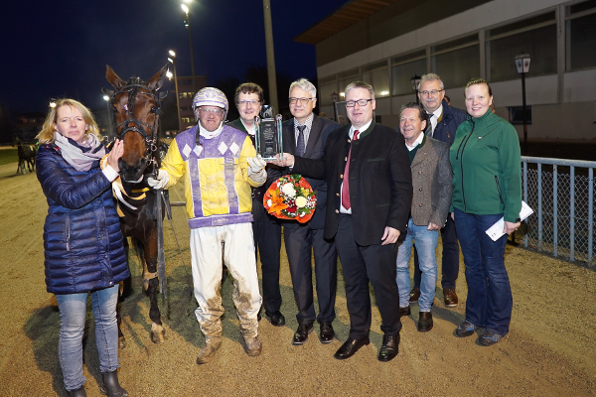 Großer Bahnhof für die Siegerin im Preis des Bayerischen Staatsministeriums für Ernährung, Landwirtschaft und Forsten und das Team um Besitzerin Ulrike Griesbeck (v.l.) und Siegfahrer Rudolf Haller. Es gratulierten ZTV-Vorsitzender Josef Schachtner, Regierungsvizepräsident Dr. Helmut Graf, Landtagsabgeordneter Josef Zellmeier, ZTV-Vize Dr. Reinhard Schmidt, Landrat Josef Laumer und winrace.de-Mitarbeiterin Rafaela Sandeck. (Fotos: Winfried Schaffrath)