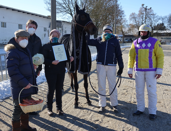 Flash Gordon hat im vergangenen Jahr sieben Mal als Erster die Ziellinie überquert. Dem erfolgreichen Team um das „Straubinger Pferd des Jahres“ mit (v.r.) Trainer Rudi Haller, Pflegerin Sarah Wiehe und Besitzerin Dr. Marie Lindinger gratulierten für den Zucht- und Trabrennverein Straubing dessen Vorsitzender Josef Schachtner und sein Stellvertreter Dr. Reinhard Schmidt. Mit 23 Fahrer- und Trainersiegen im vergangenen Jahr ist Rudi Haller auch Bahnchampion.