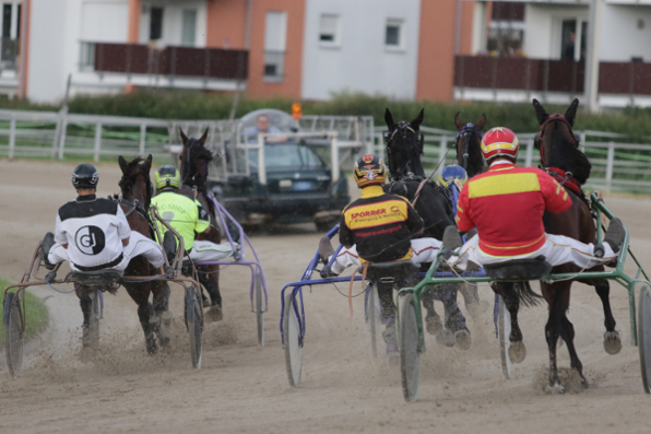 Achtmal geht es am Mittwochmittag in Straubing an den Start. Ab dem zweiten Rennen startet die V7-Wette mit 10.000 Euro Garantieauszahlung. (Foto: traberfan.at)