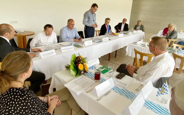  Den Ministeriumsrenntag nutzten die Vertreter der deutschen Trabrennvereine zu einem Gedankenaustausch mit Mitarbeitern des Landwirtschaftsministeriums und HVT-Präsidentin Maren Hoever. (Fotos: Wilfried Schaffrath)
