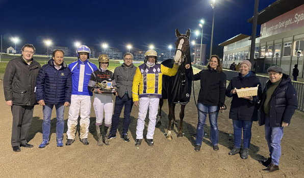 Im Rahmen des Straubinger Saisonauftakts wurden auch die Bahnchampions 2021 von ZTV-Vorsitzendem Josef Schachtner (l.) und seinem Stellvertreter Dr. Reinhard Schmidt (r.) geehrt: Trainerchampion Manfred Schub (2.v.l.), Amateurchampion Stefan Hiendlmeier, Trabreit Championesse Ronja Walter, das Team um Ocean Blue als „Straubinger Pferd des Jahres“ mit Sascha Multerer, Fahrerchampion Rudi Haller, Pflegerin Jennifer Brecht und Besitzerin Dr. Marie Lindinger. (Foto: M. Bäumel-Schachtner)