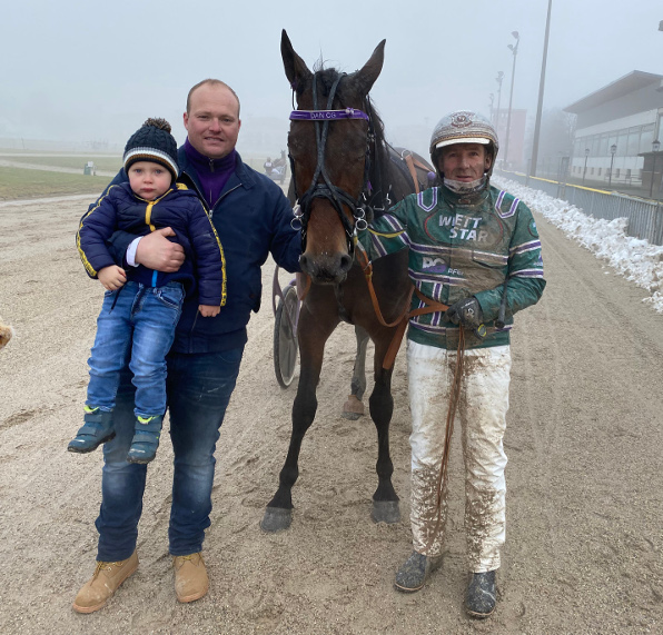 Dan CG war der erste von drei Siegern des Team Lila in Straubing, die Thorsten Tietz zum Erfolg führte. Darüber freut sich Stallmanager Marcus Gramüller mit Sohn. Foto: Bäumel-Schachtner