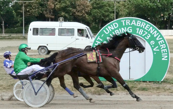 Dark Look schnappte sich mit Alois Ortner dem letzten Schritt den Preis der Bayerischen Spielbanken, der als Preis des Bezirks Niederbayern gelaufen wurde.