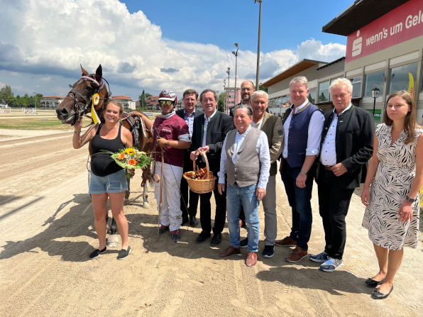 BU 3:  Großer Bahnhof für Escada: Von links Pflegerin Romina Beranek, Siegfahrer Martin Geineder, Rennvereinspräsident Josef Schachtner, LOTTO-Bayern-Vizepräsident Josef Müller, Rennvereinsvize Dr. Reinhard Schmidt, Bad Kötztings Spielbankleiter Andreas Weigert, Bürgermeister Dr. Albert Solleder, Bezirksrat Franz Schreyer, Bundestagsabgeordneter Alois Rainer und LOTTO-Bezirksleiterin Patricia Hahn. (Fotos: W. Schaffrath)