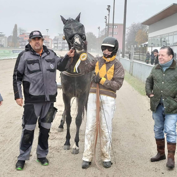 Eine der Sensationssiegerinnen in Straubing war Johanna Plankl mit Flying Wings. Darüber freut sich auch ihr Trainer Herbert Plankl. (Foto: ZTVSR)