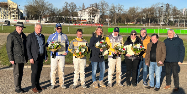 Gemeinsam mit Straubings Bürgermeister Dr. Albert Solleder (r.) und Bundestagsabgeordnetem Alois Rainer (2.v.l.) konnten ZTV-Vorsitzender Josef Schachtner (l.) und sein Stellvertreter Dr. Reinhard Schmidt (2.v.r.) die erfolgreichsten Akteure des zurückliegenden Jahres ehren: Amateurchampion Stefan Hiendlmeier (3.v.l.), Robert Pletschacher (Pferd des Jahres Rock My Heart), Ulrike Griesbeck (Pferd des Jahres Idefix), Fahrer- und Trainerchampion Rudi Haller, sowie Dr. Marie Lindinger und Sascha Multerer in Vertretung des Stalles Allegra Racing Club (Pferd des Jahres Deniro). (Foto: M. Bäumel-Schachtner)