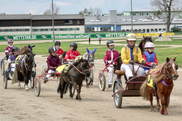 Den Minitrabern flogen noch vor dem ersten Rennen die Herzen der Zuschauer zu. Mit ihrem Pony Vroni führte Andrea Werkstetter (in Begleitung von Romina Beranek) nicht nur die Parade der Minitraber an, sondern war im anschließenden Rennen die Erste im Ziel.