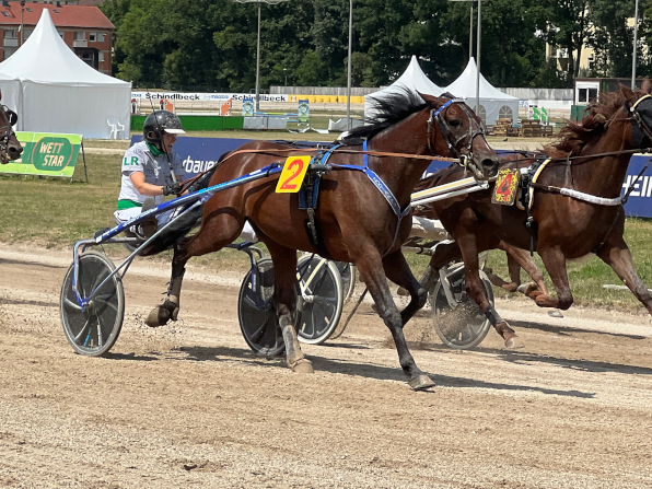 Ihren ersten Volltreffer bei der erst fünften Fahrt feiert die Jung-Amazone Laura Russ mit ihrem Zodiak PS, der im Ziel deutlicher ausfiel als das Foto vermuten lässt. Beide gehen nun in die Derbymeisterschaft der Amateure in Berlin-Mariendorf.