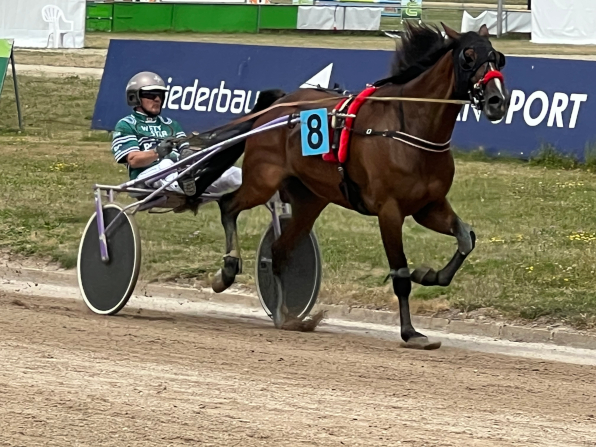 Kurzfristig als Vertretungsfahrer eingesprungen ist Thorsten Tietz und hat gleich am Start Indoor an die Spitze beordert und diese bis ins Ziel nicht mehr hergegeben. (Fotos: Melanie Bäumel-Schachtner)