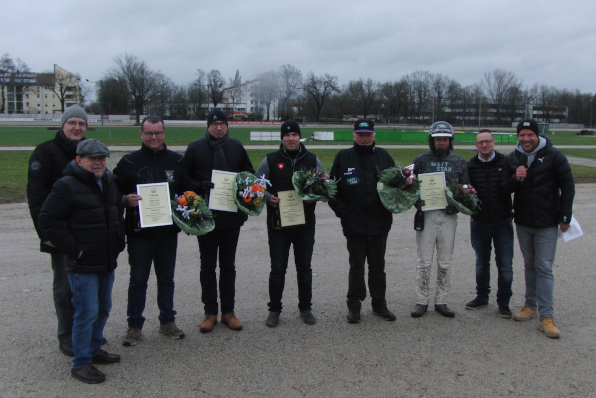 ZTV-Vorsitzender Josef Schachtner (v.l.)  und Vize Dr. Reinhard Schmidt ehrten am Samstag nach dem letzten Straubinger Rennen die Bahnchampions Thomas Hierl, Stefan Hiendlmeier, Martin Geineder, Robert Gramüller und Christoph Schwarz und bedankten sich bei den Mitarbeitern, stellvertretend Wettexperte Michael Hartmann und Moderator Hartwig Thöne. (Fotos: H. Boiger)