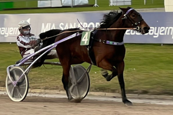 Drei Sieger steuerte der Berliner Catchdriver Thorsten Tietz für das Team Lila, hier gewinnt er mit Noble Steel in überzeugender Manier.