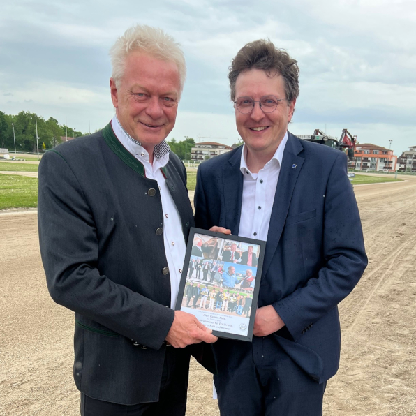 Eine Collage mit Fotos früherer Rennbahnbesuche gab Straubings Rennvereinsvorsitzender Josef Schachtner dem neuen Bundeslandwirtschaftsminister Alois Rainer (l.) mit ins neue Amtszimmer nach Berlin. (Foto: Melanie Bäumel-Schachtner)