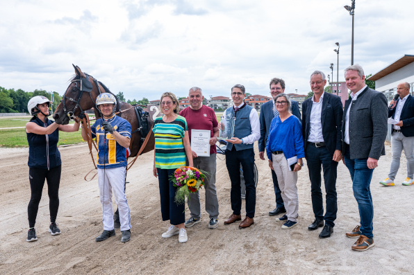 Mit Northern Rose gelingt Josef Franzl einer von insgesamt drei Tagestreffern beim PMU-Nachmittagsrenntag in Straubing. Den Besitzern Karla und Eduard Walek überreicht im „Preis des Bayerischen Staatsministeriums für Ernährung, Landwirtschaft, Forsten und Tourismus“ Dr. Christoph Härle die Siegerpokal von Staatsministerin Michaela Kaniber. Es gratulieren ZTV-Vorsitzender Josef Schachtner, LeTrot-Vertreterin Emmanuelle Morvillers, Oberbürgermeister Markus Pannermayr und Bezirksrat Franz Schreyer. (Fotos: A. Weigel)