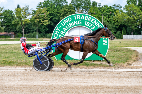 Ein Fahrerdouble gelang Christoph Fischer, hier mit Wim Hazelaar zum Renntagsauftakt, der damit seine Führung im Straubinger Bahnchampionat ausbauen konnte.