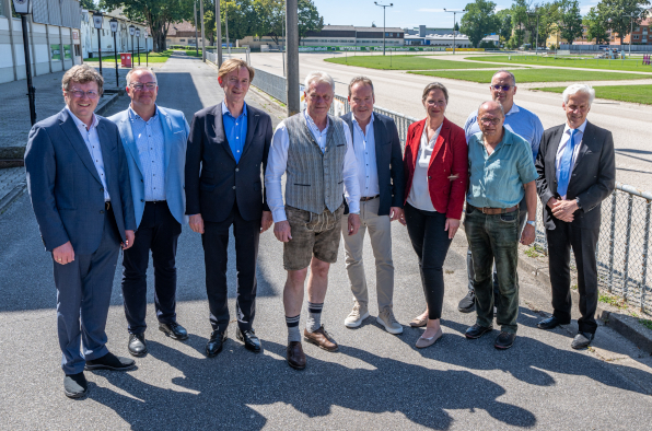 Innerhalb seiner ersten 100 Tage im Amt als Bundesminister für Landwirtschaft, Ernährung und Heimat hat Alois Rainer (4.v.l.) zu einem Spitzengespräch des deutschen Trab- und Galopprennsports auf die Straubinger Trabrennbahn geladen, an dem (v.l.) Straubings Rennvereinsvorsitzender Josef Schachtner, Wettstar-Geschäftsführer Riko Luiking, Hoppegarten-Eigentümer und Deutscher Galopp-Vizepräsident Gerhard Schöningh, HVT-Präsident Peter Weihermüller und 2. Vizepräsidentin Christine Lampe und Präsidiumsmitglied Dr. Anton-Peter Graßl, BMLEH-Mitarbeiter Dr. Jan-Hendrik Schneider und HVT-Geschäftsführer Dr. Stefan Völl. (Foto: Armin Weigel/ZTVSR)