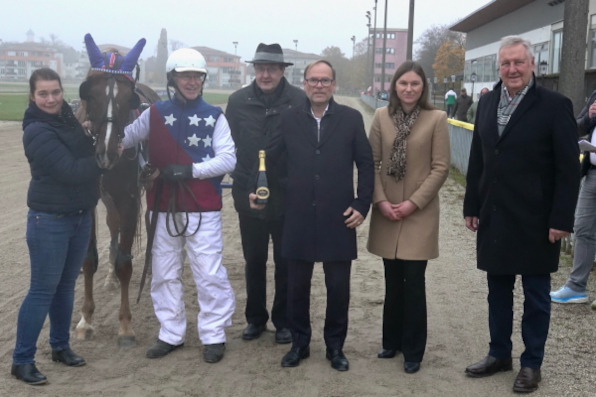 Bei der Siegerehrung im LOTTO Bayern Grand Prix freuen sich Pflegerin Johanna Pompe, Siegfahrer Georg Bachmeier, ZTV-Vorsitzender Josef Schachtner, LOTTO Bayern-Vizepräsident Joachim Buchwieser, Bezirksleiterin Patricia Hahn und Landrats-Vertreter Bernhard Krempl. (Fotos: W. Schaffrath)