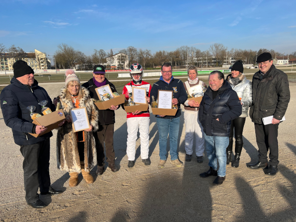 Im Rahmen des ersten Saisonrenntags an Heilig-Drei-K&ouml;nig ehrten ZTV-Vorsitzender Josef Schachtner (r.) und sein Stellvertreter Dr. Reinhard Schmidt (3.v.r.) die Straubinger Bahnchampions des zur&uuml;ckliegenden Trabrennjahres. (Foto: M. B&auml;umel-Schachtner)