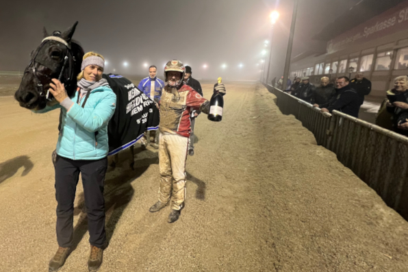 Happy Jack siegte im Heinrich Hiendlmeier-Memorial und sorgte daf&uuml;r, dass Besitzerin Christine Kellermeier und Fahrer Christoph Fischer ziemlich happy bei der Siegerehrung waren, bei der auch Stefan Hiendlmeier und ZTV-Vorsitzender Josef Schachtner gratuliert haben. (Foto: M. B&auml;umel-Schachtner)
