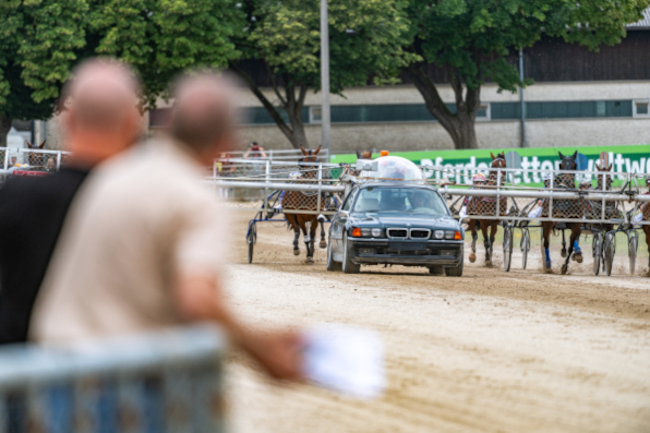 Nach einer zweimonatigen Pause startet die Trabrennbahn Straubing am Samstag um 12.30 Uhr in die Sommerwochen der Geburtstagssaison &bdquo;125 Jahre Trabrennbahn Straubing&ldquo;. (Foto: A. Weigel)