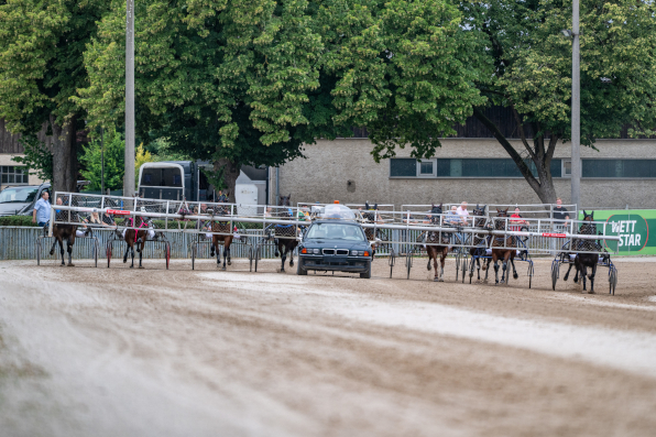 Fünfmal geht es am Mittwochmittag ab 11 Uhr hinter das Straubinger Startauto und neben den deutschen Wett-Fans werden auch wieder die französischen Wettkunden ihr Augenmerk Richtung Gäuboden richten. (Foto: A. Weigel)