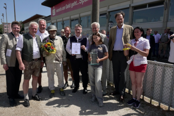 Großer Bahnhof für Ferdinand Veit, der sich das Hauptrennen des Volkfestrenntags mit Kador du Choquel gesichert hat. Ihm gratulierten neben ZTV-Vorsitzendem Josef Schachtner (v.l.) u.a. Bundesminister Alois Rainer, Bürgermeister Peter Stranninger, Sportbeauftragter Erwin Kammermeier, Landtagsabgeordneter Josef Zellmeier, HVT-Geschäftsführer Dr. Stefan Völl und Dr. Stefan Neser als Vertreter des Bayerischen Landwirtschaftsministeriums. (Fotos: Wilfried Schaffrath)
