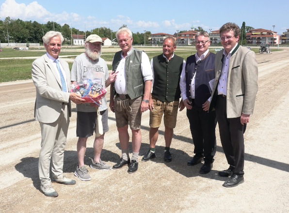 HVT-Geschäftsführer Dr. Stefan Völl verabschiedete nach dem Volksfestrenntag in Straubing das langjährige Rennleitungsmtiglied Walter Popp, gemeinsam mit Bundesminister Alois Rainer, Sportbeauftragtem Erwin Kammermeier, Landtagsabgeordnetem Josef Zellmeier und ZTVSR-Vorsitzendem Josef Schachtner. (Foto: Wilfried Schaffrath)